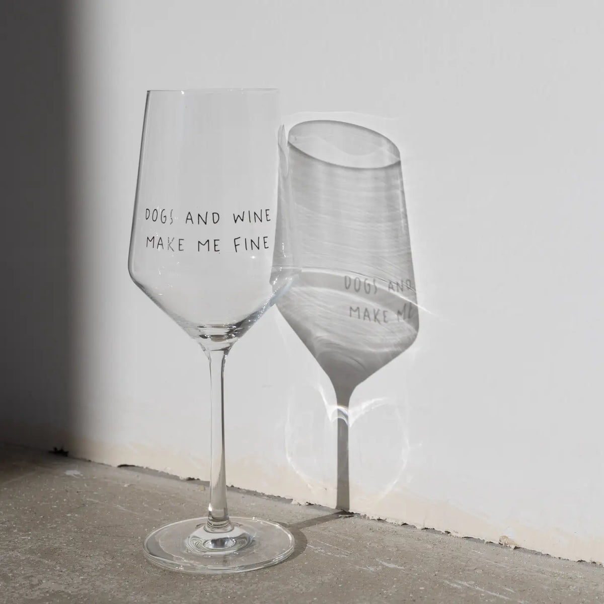 Verre à vin DOGS AND WINE MAKE ME FINE - Mac Millie Co.